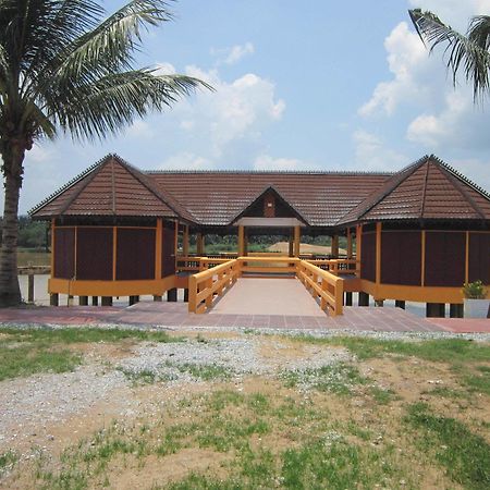 Green Village Pasir Salak Eco River Resort Kampung Gajah  Экстерьер фото