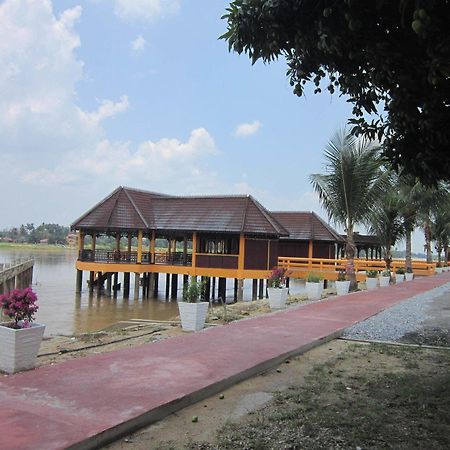 Green Village Pasir Salak Eco River Resort Kampung Gajah  Экстерьер фото