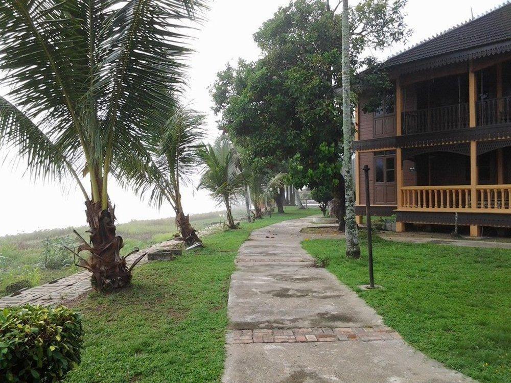 Green Village Pasir Salak Eco River Resort Kampung Gajah  Экстерьер фото