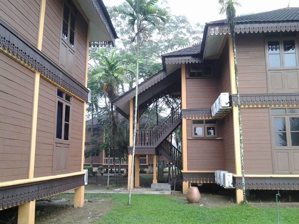 Green Village Pasir Salak Eco River Resort Kampung Gajah  Экстерьер фото