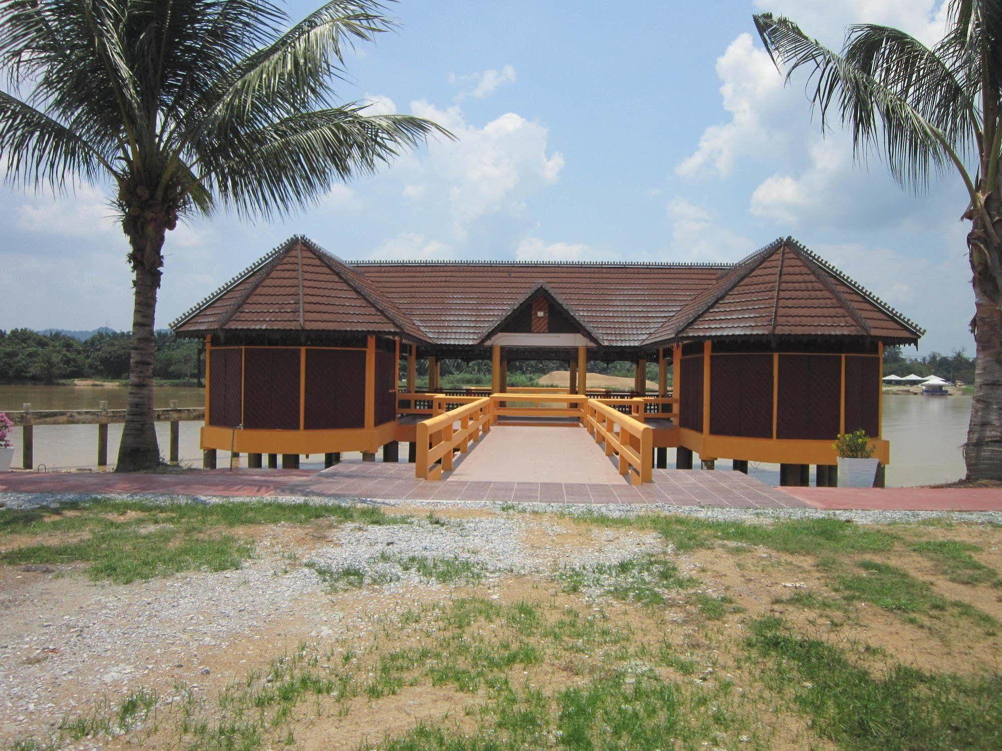 Green Village Pasir Salak Eco River Resort Kampung Gajah  Экстерьер фото