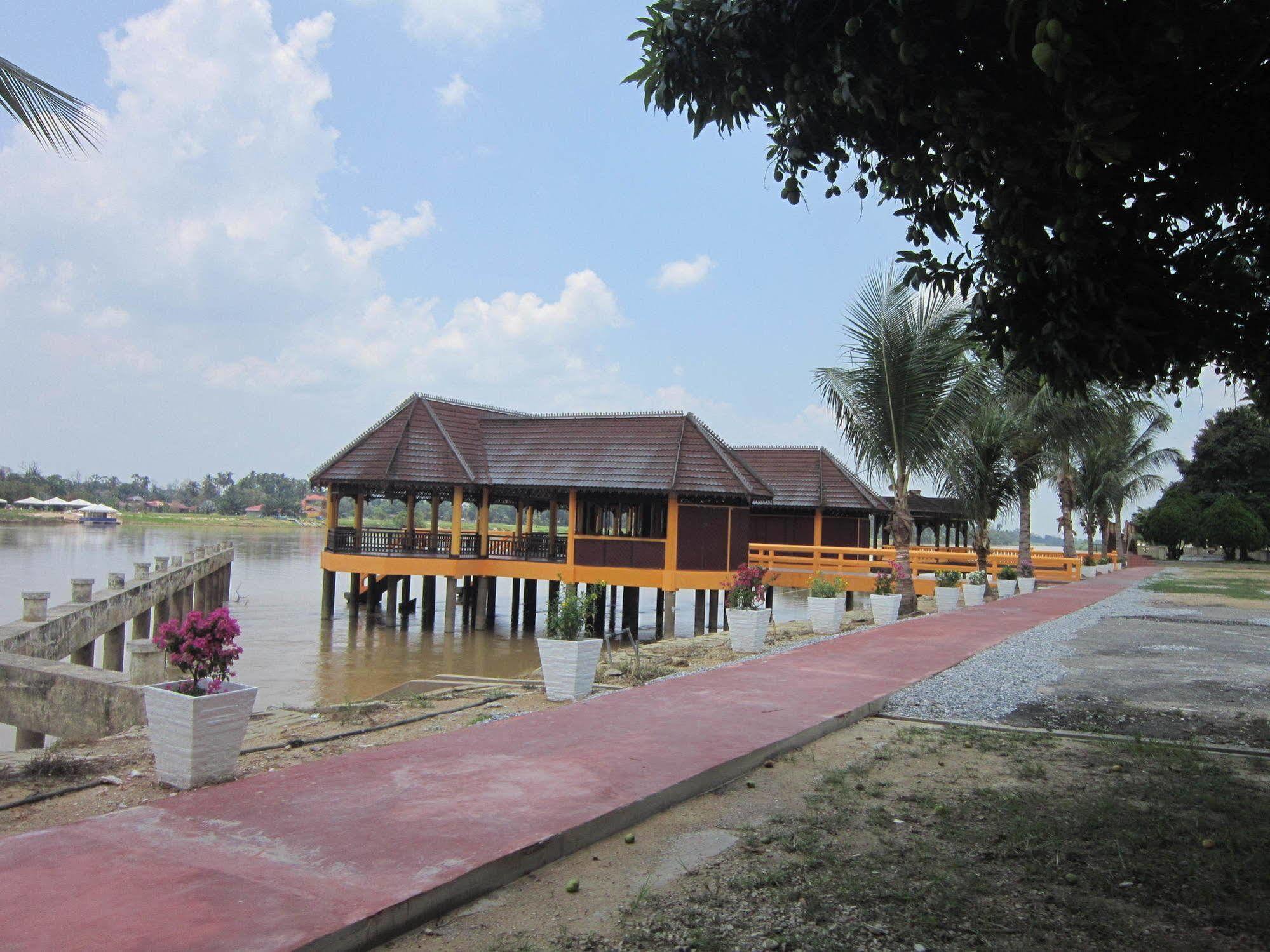 Green Village Pasir Salak Eco River Resort Kampung Gajah  Экстерьер фото
