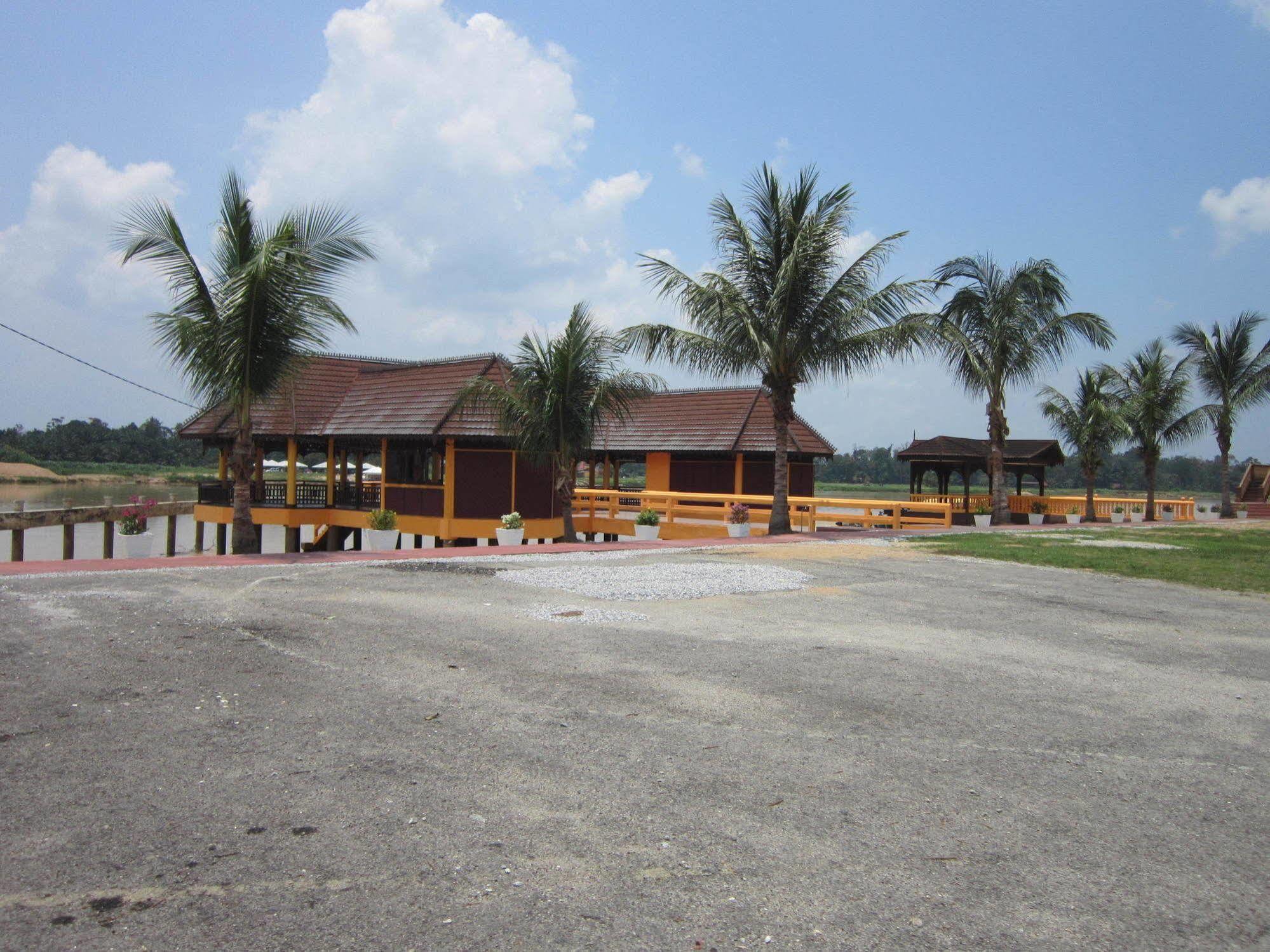 Green Village Pasir Salak Eco River Resort Kampung Gajah  Экстерьер фото