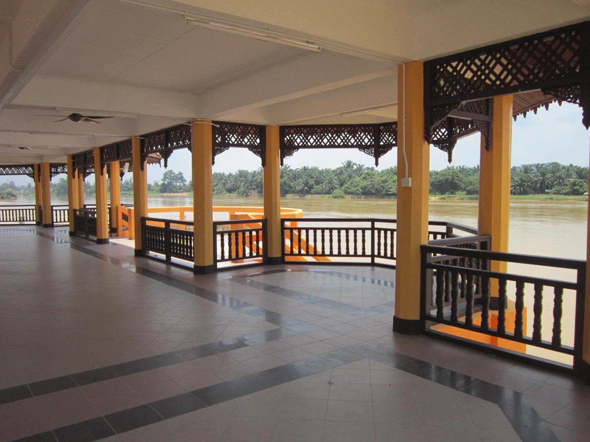 Green Village Pasir Salak Eco River Resort Kampung Gajah  Экстерьер фото
