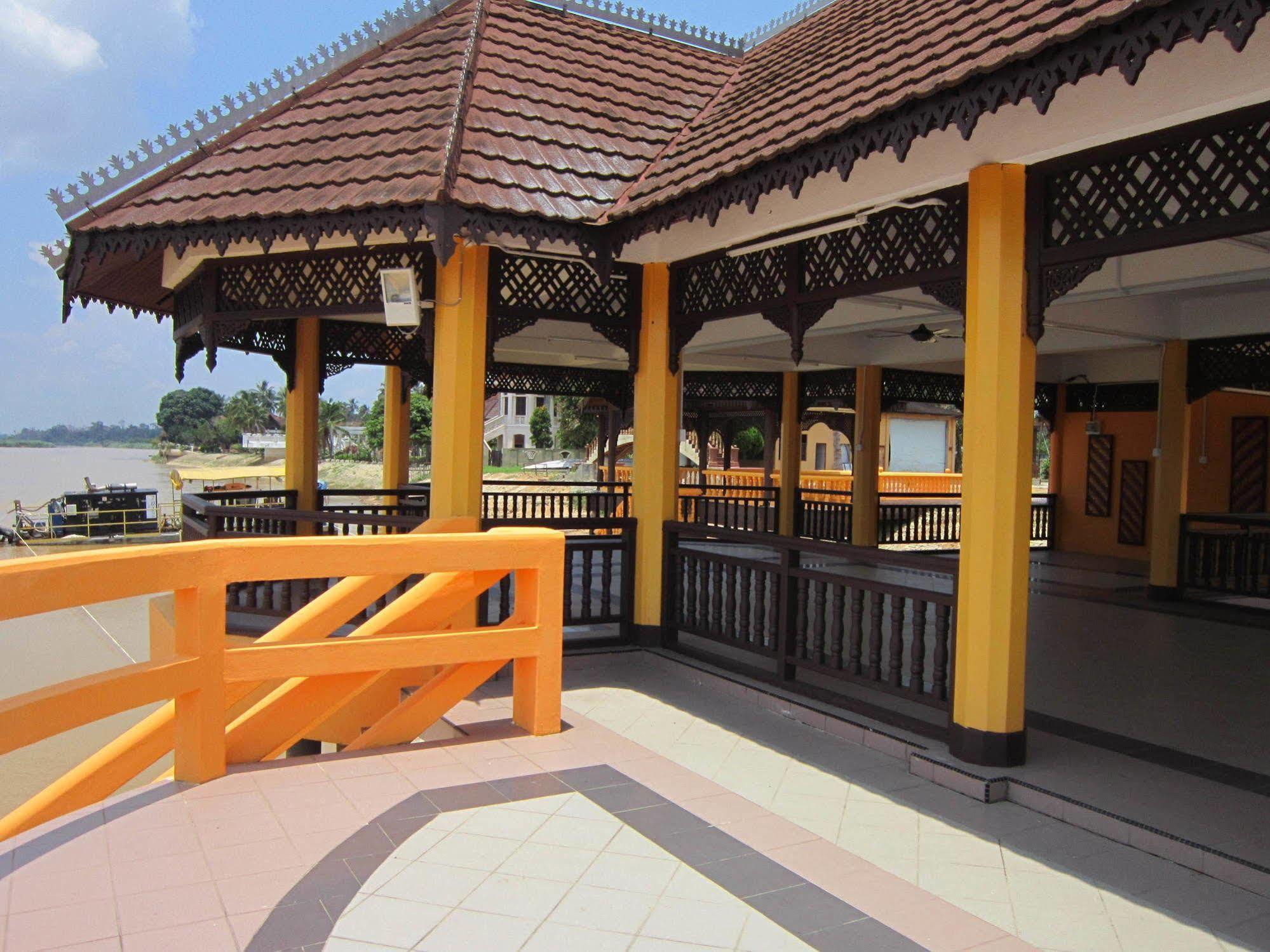 Green Village Pasir Salak Eco River Resort Kampung Gajah  Экстерьер фото